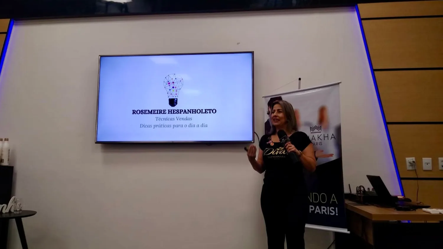 Rosemeire Hespanholeto conduzindo treinamento em ambiente profissional